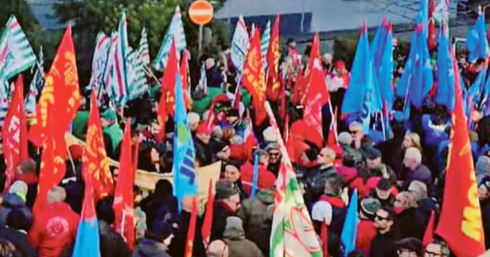 Lavoratori, megafoni e striscioni 