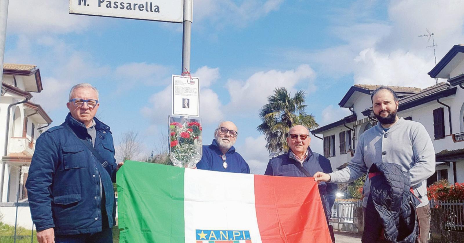 Rose rosse per Mario Passarella