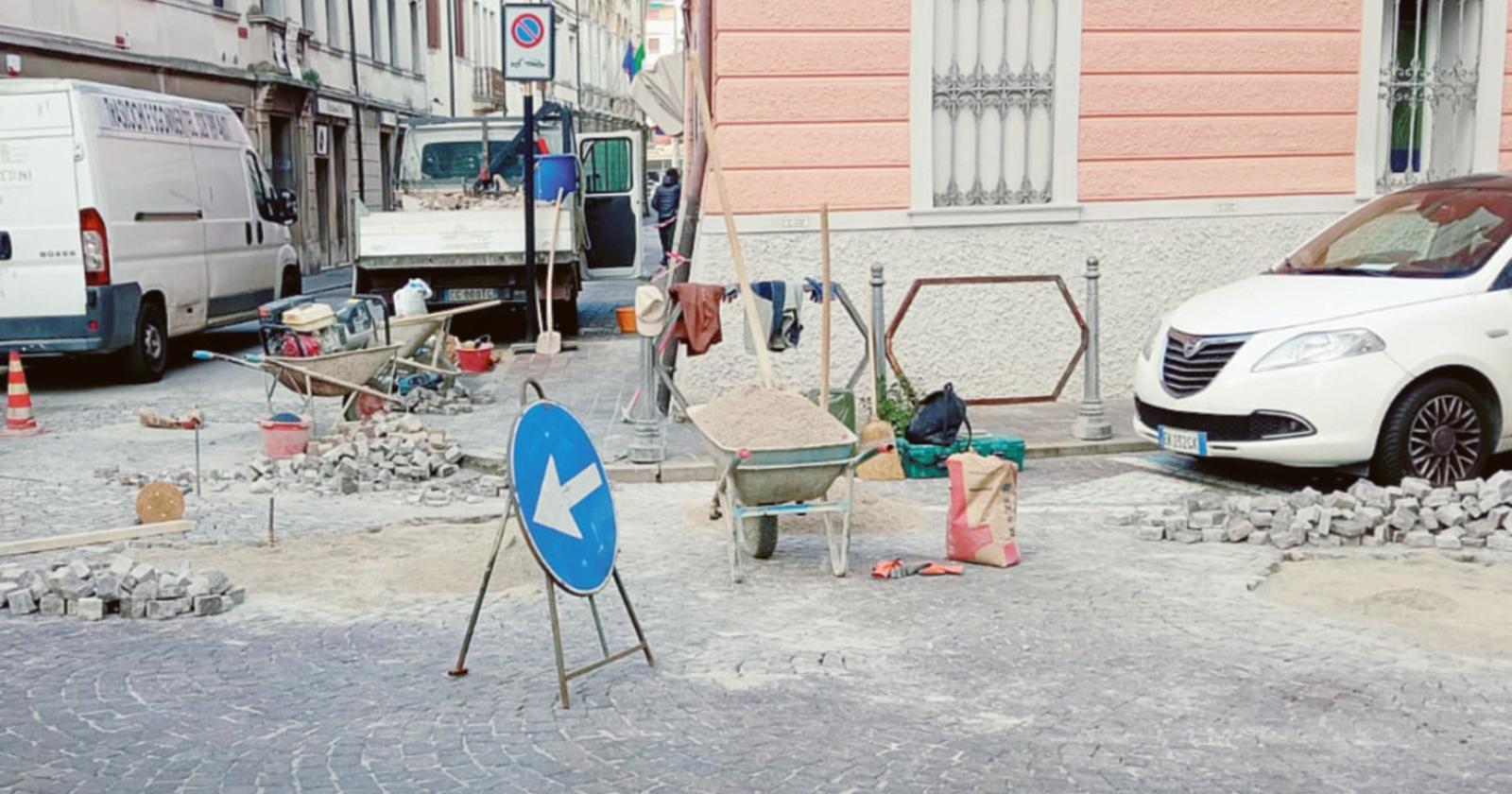 Lavori su segnaletica e sampietrini