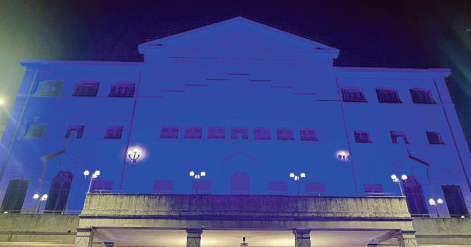 Teatro Comunale illuminato di blu 