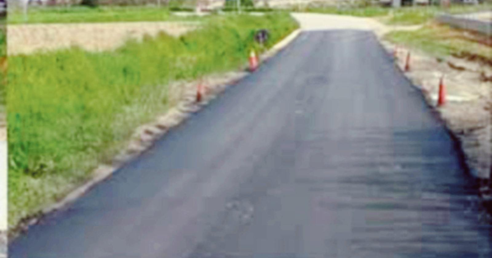 Asfalto sulla strada degli allagamenti
