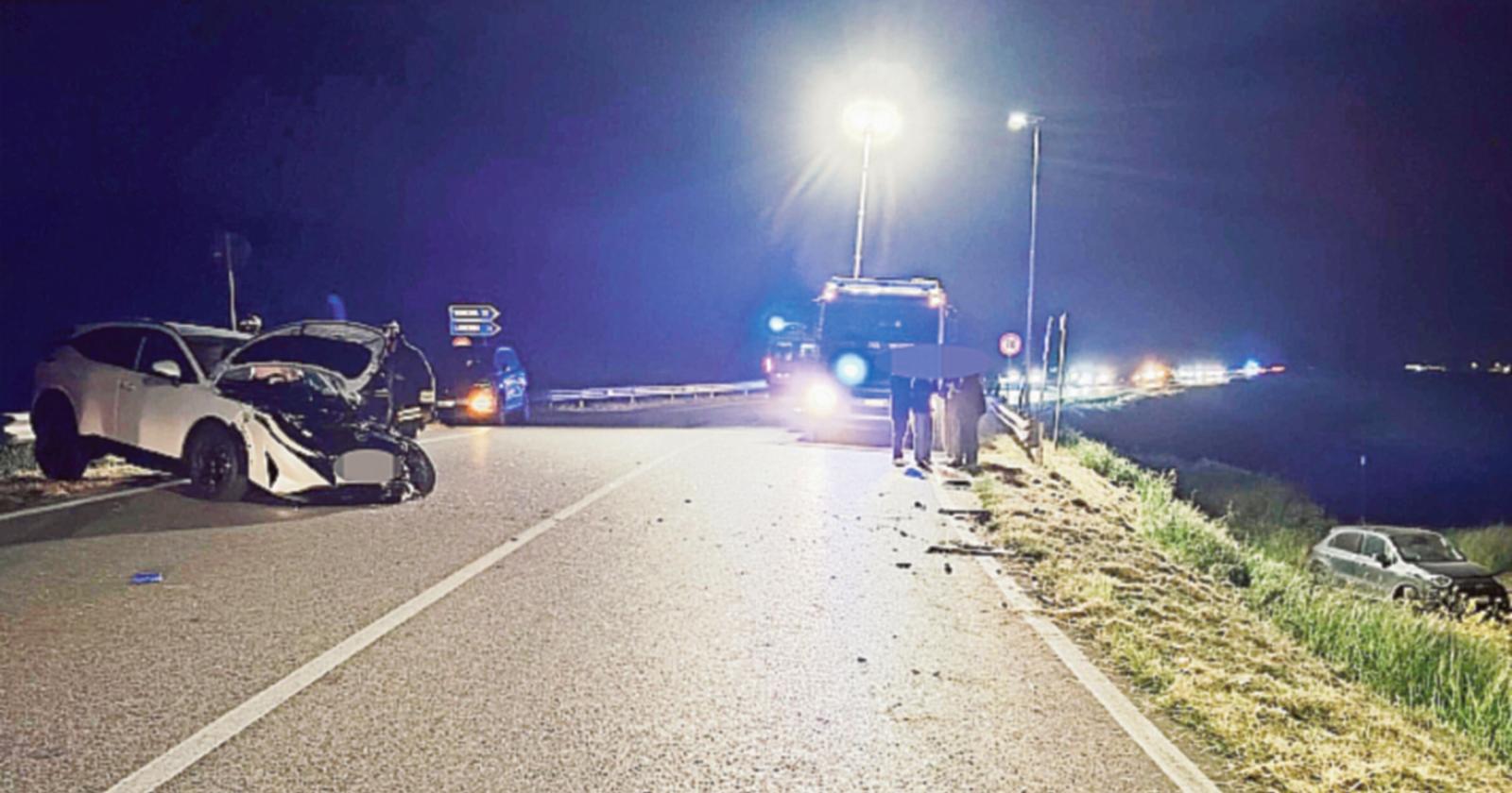 Paura in provinciale, frontale e auto fuori strada