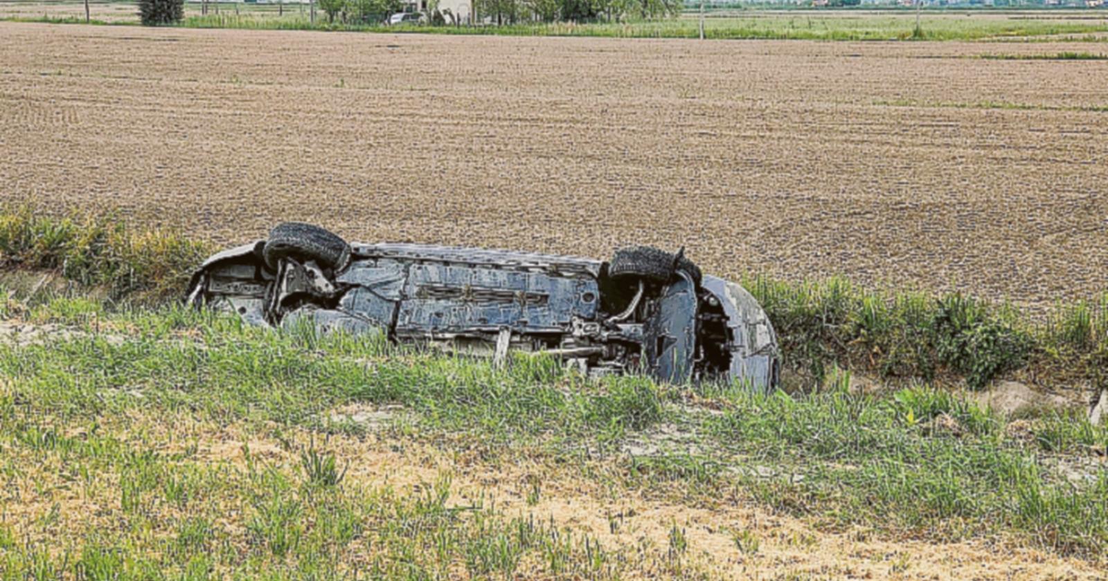 Paura per un'auto che si ribalta nel fosso