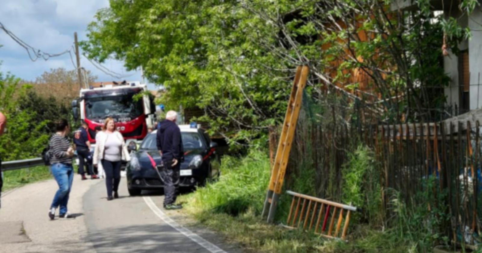 Muore in casa assieme ai suoi cani