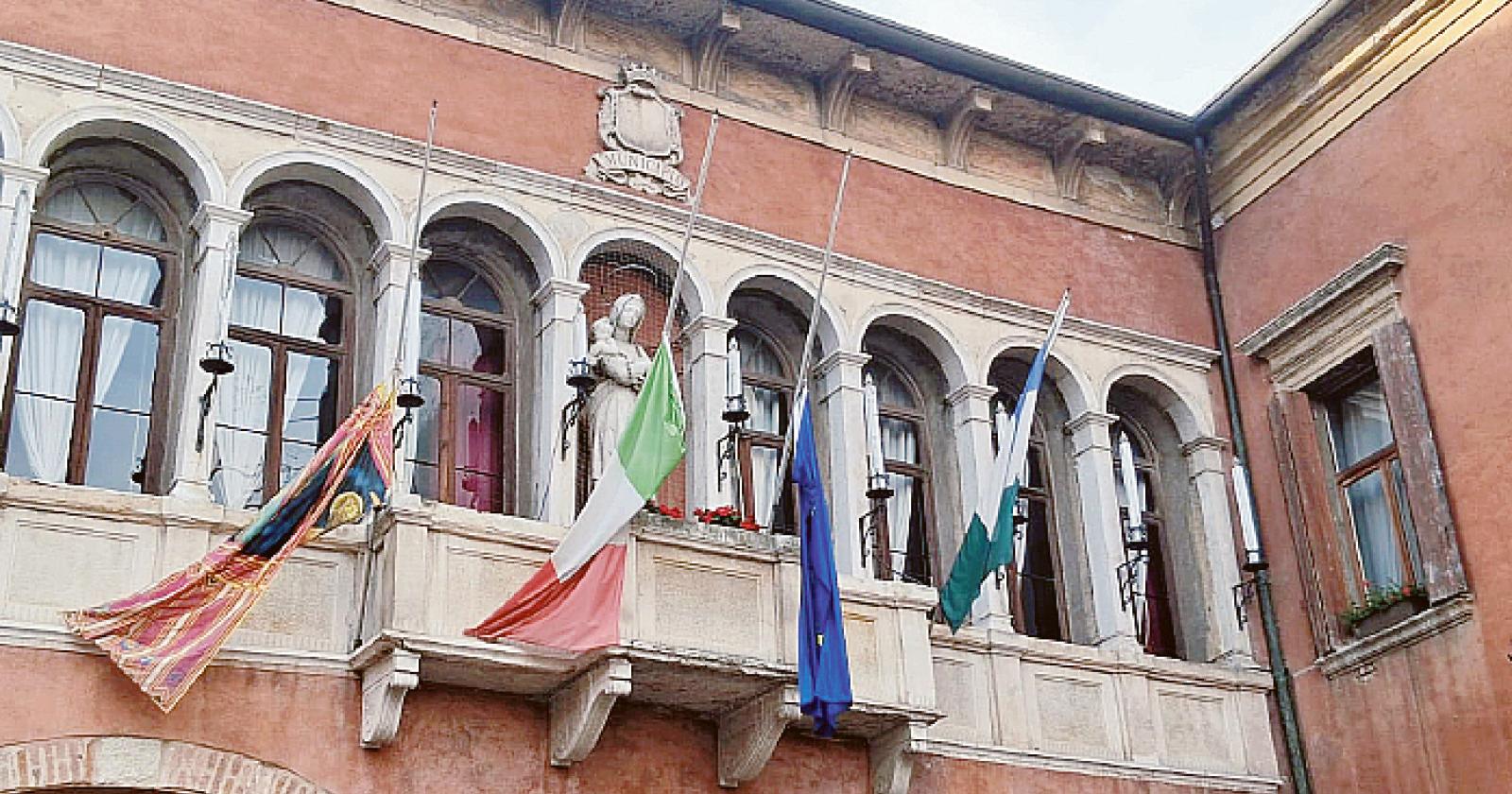 Bandiere a mezz’asta e tanto cordoglio