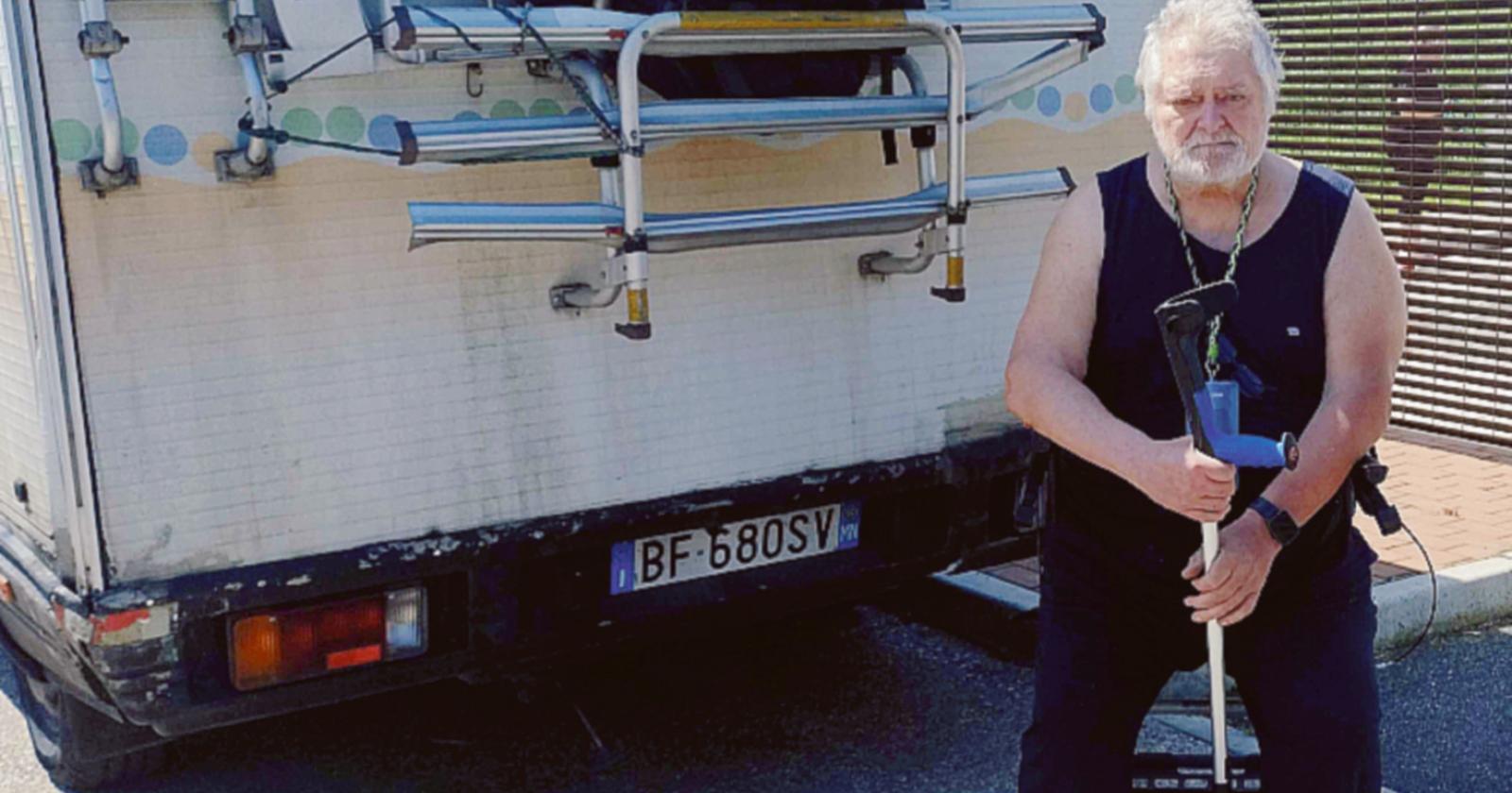 Vive in camper: offeso e deriso sui social