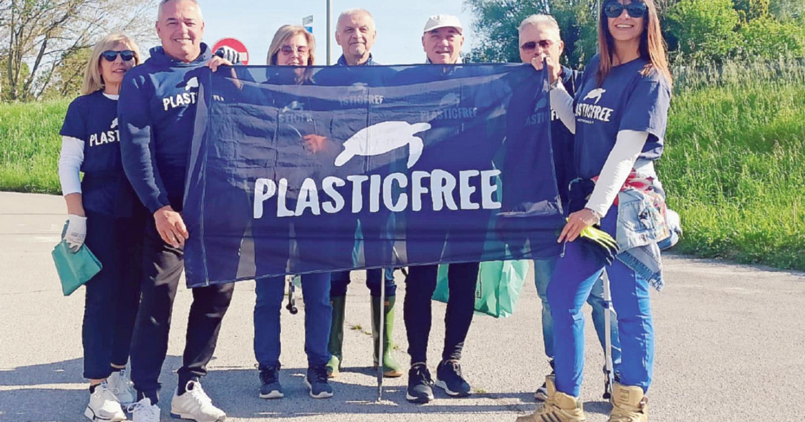 Accanto ai fiori c&rsquo;&egrave; chi pulisce