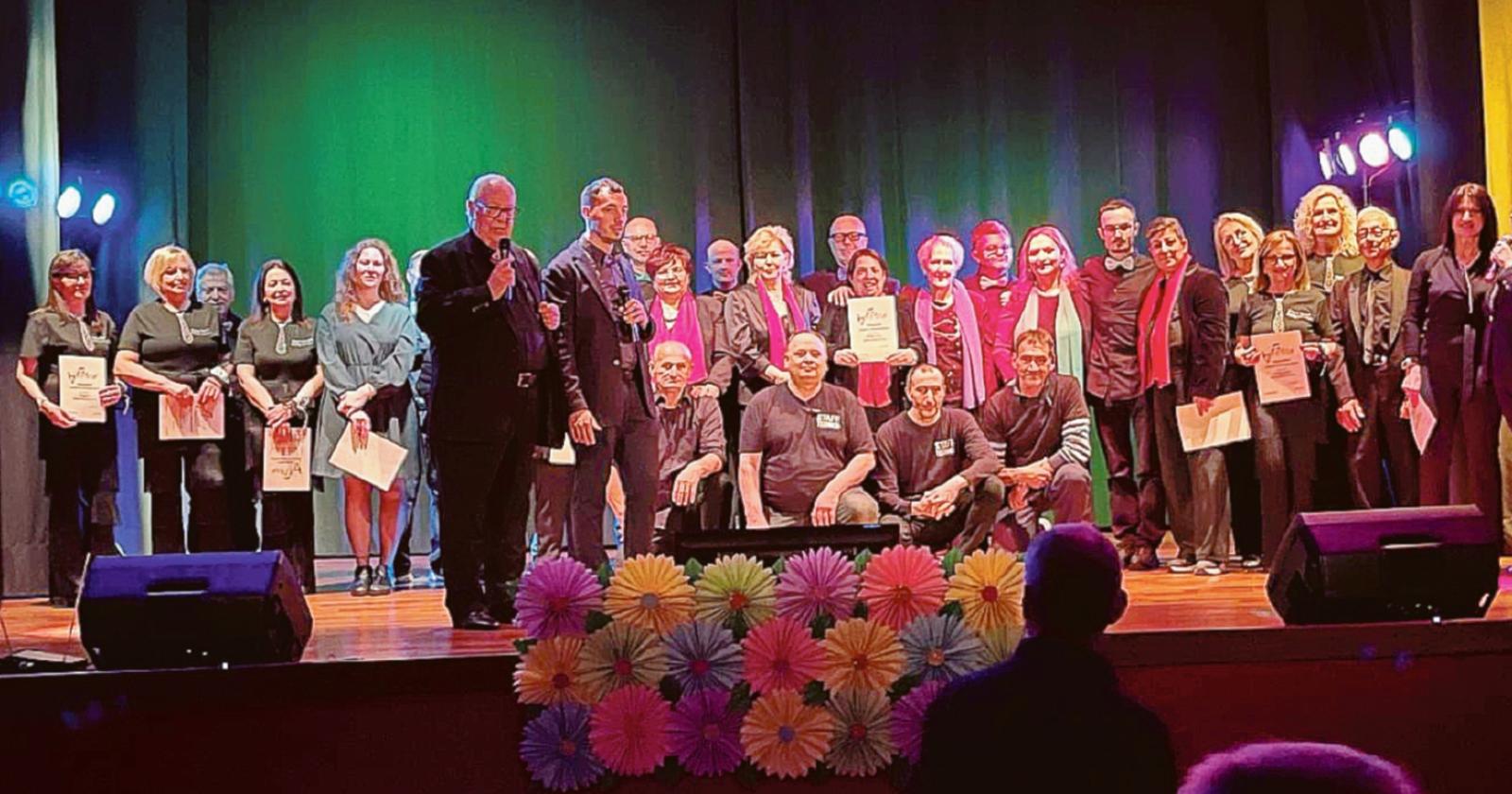 Sul palco, uniti per la solidariet&agrave;