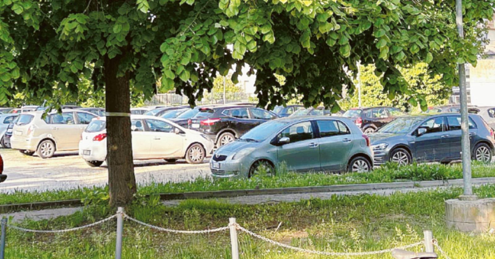 Spunta il parcheggiatore abusivo
