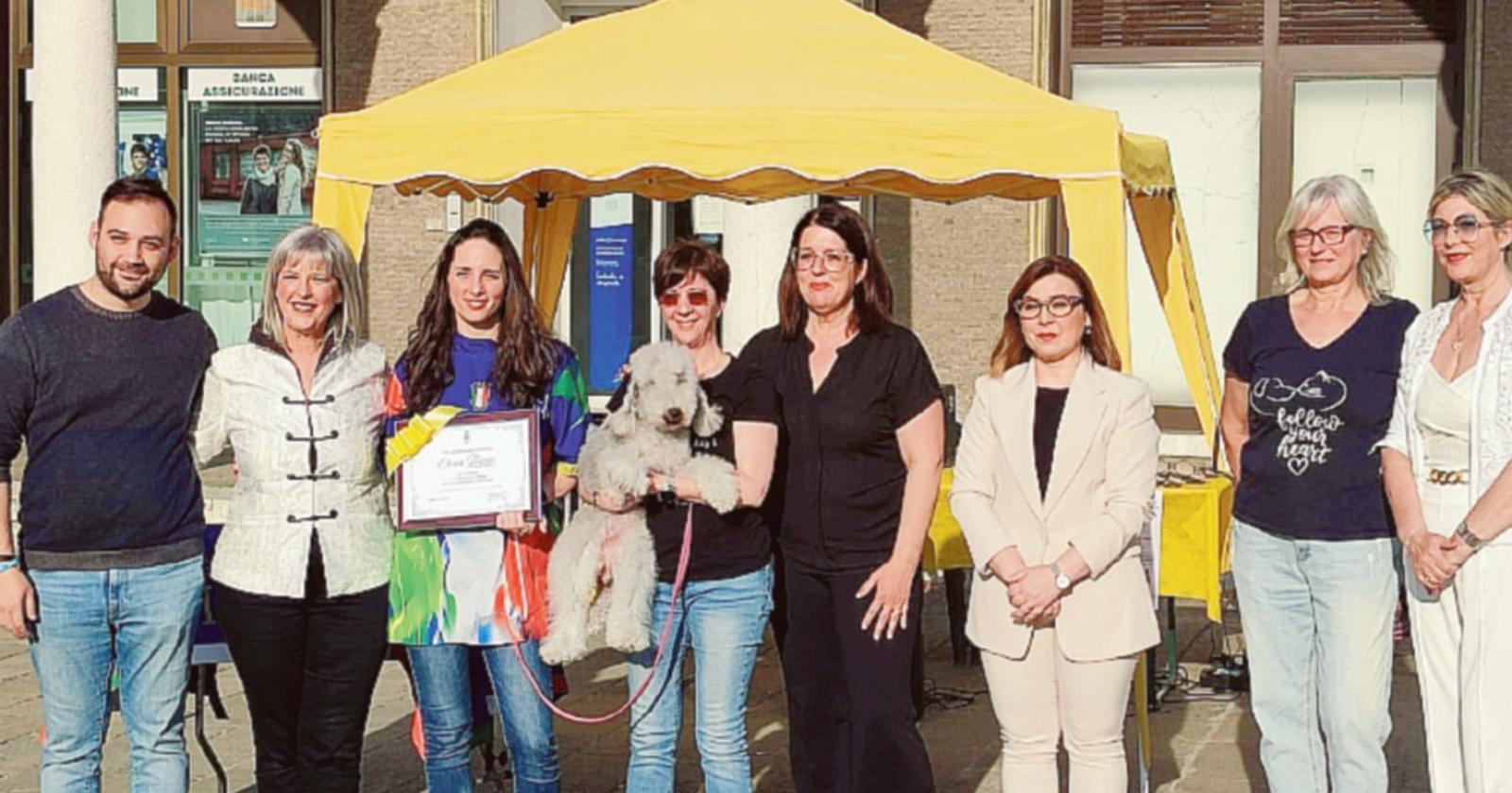 La piazza abbraccia i cani