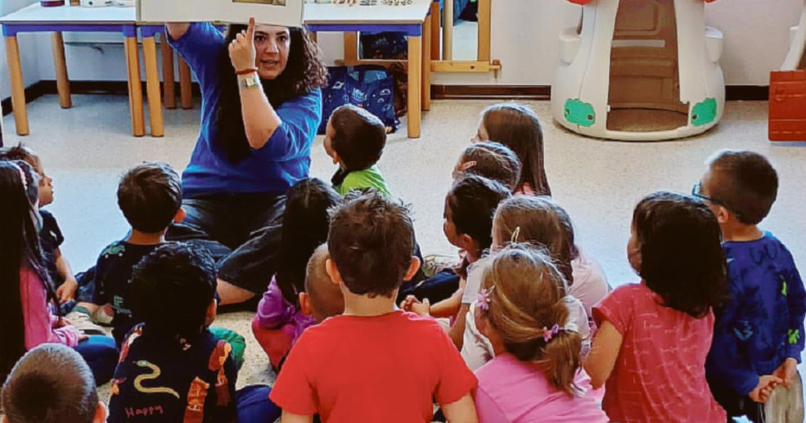 Bambini felici in biblioteca