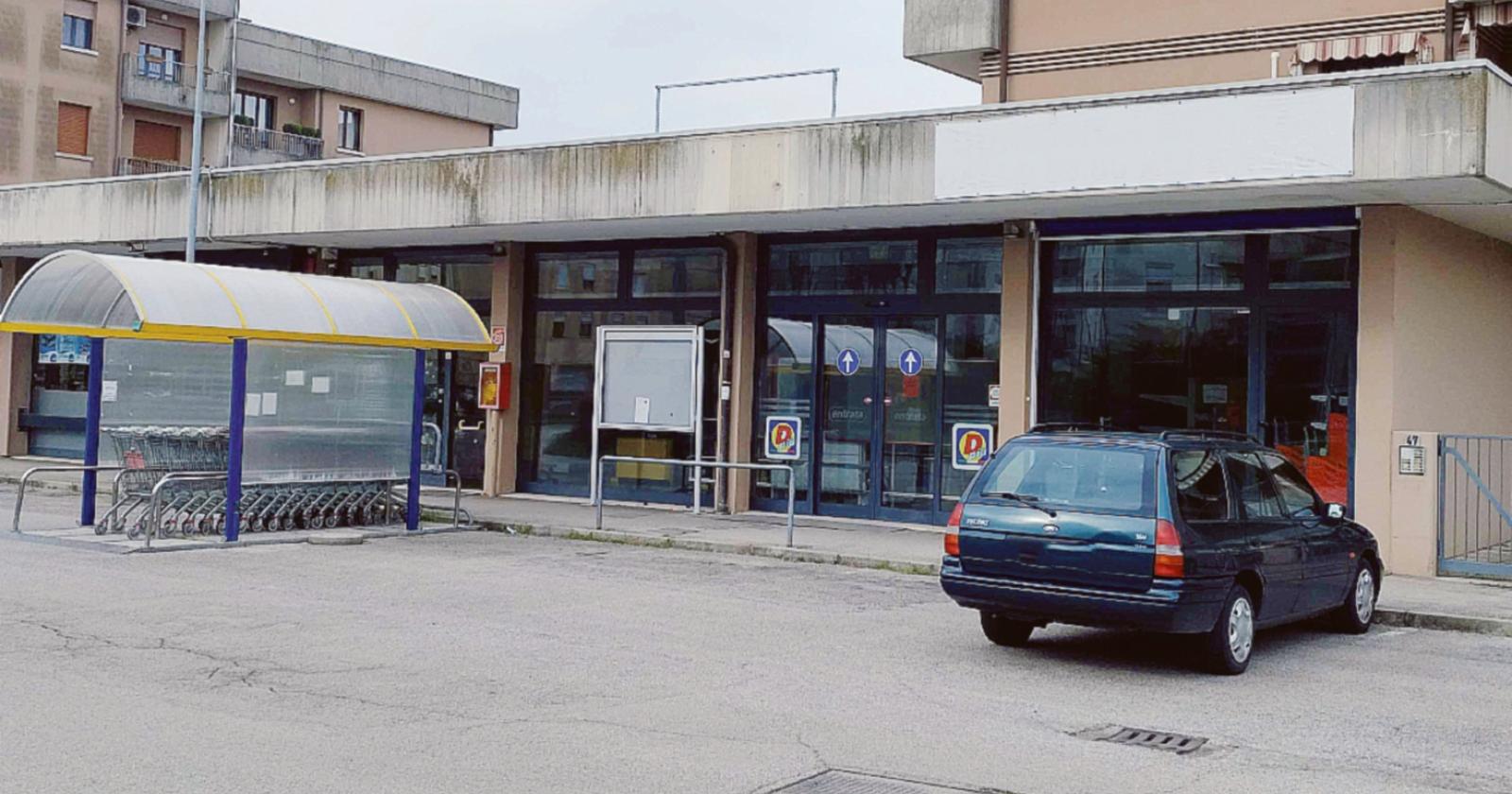 Supermercato chiuso e silenzio