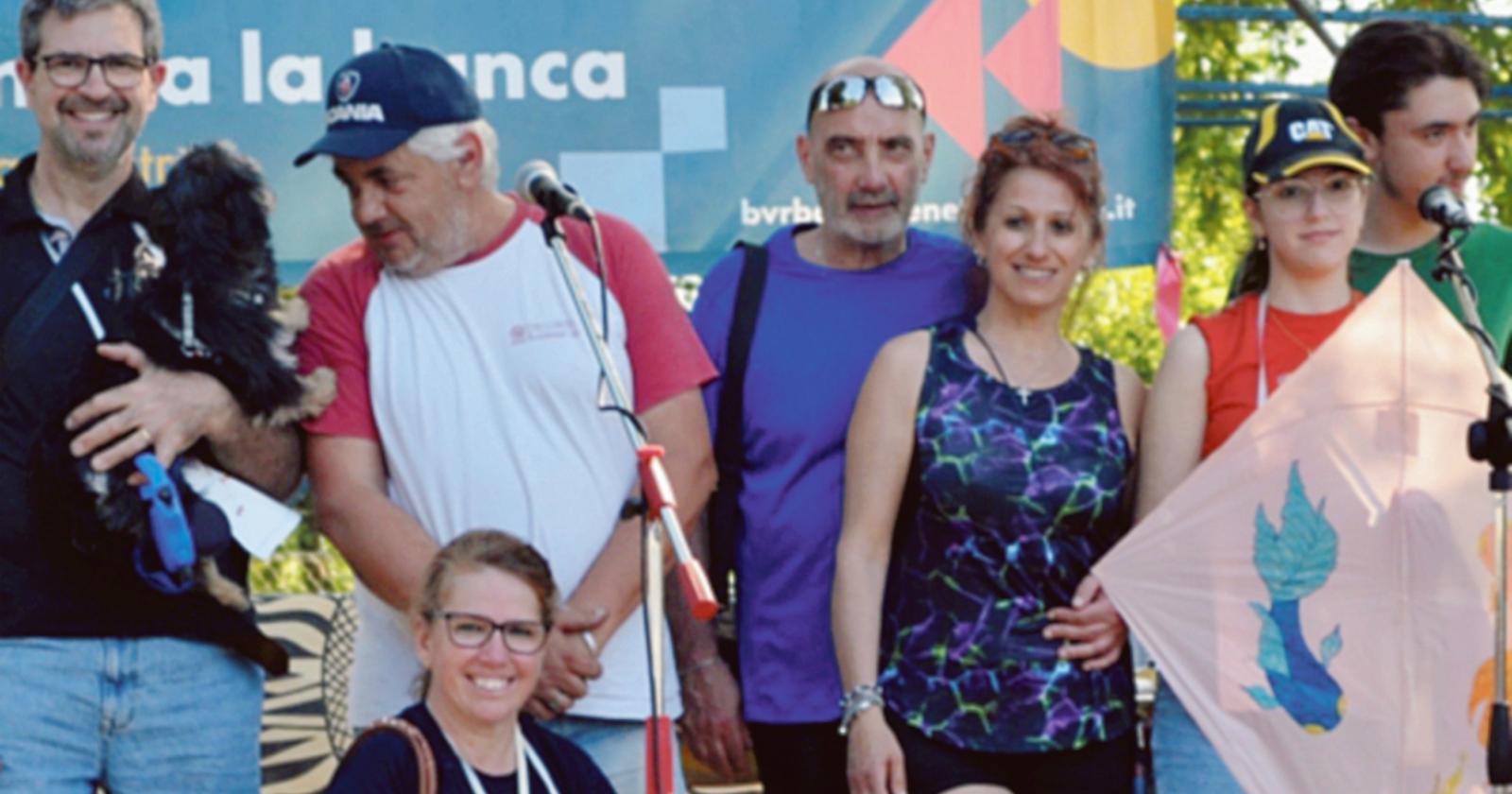 Gli aquiloni illuminano il cielo