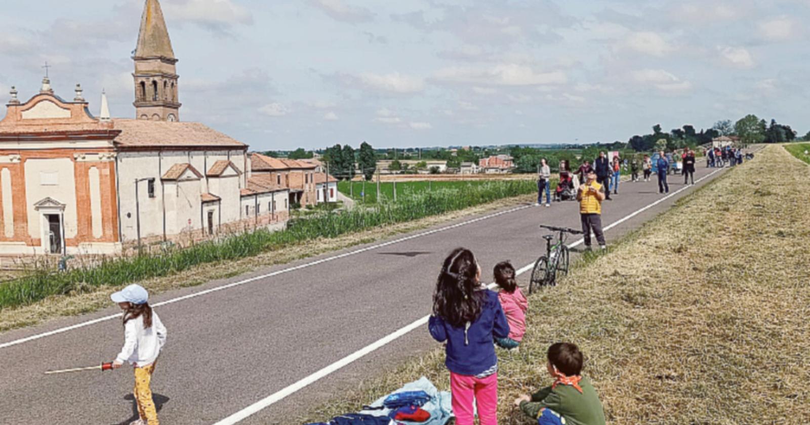 Aquiloni in volo sull’argine