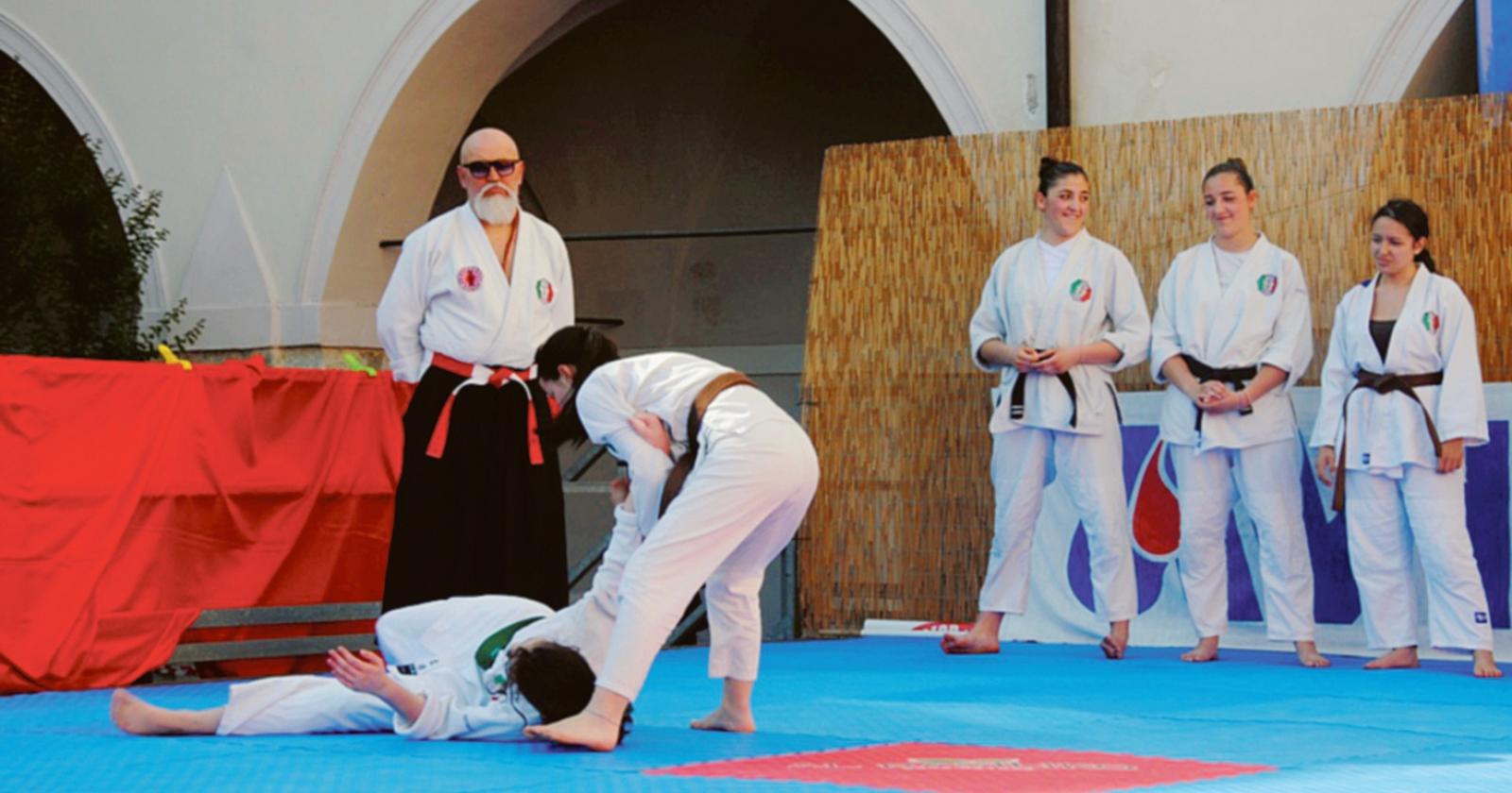 Un mega tatami invade la piazza