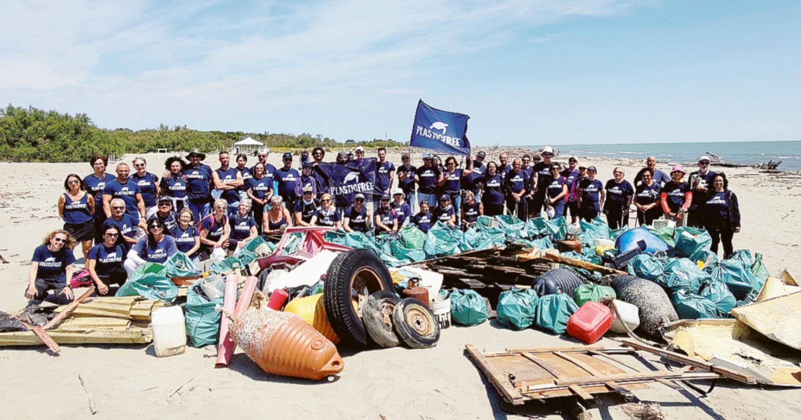 A centinaia per ripulire la spiaggia