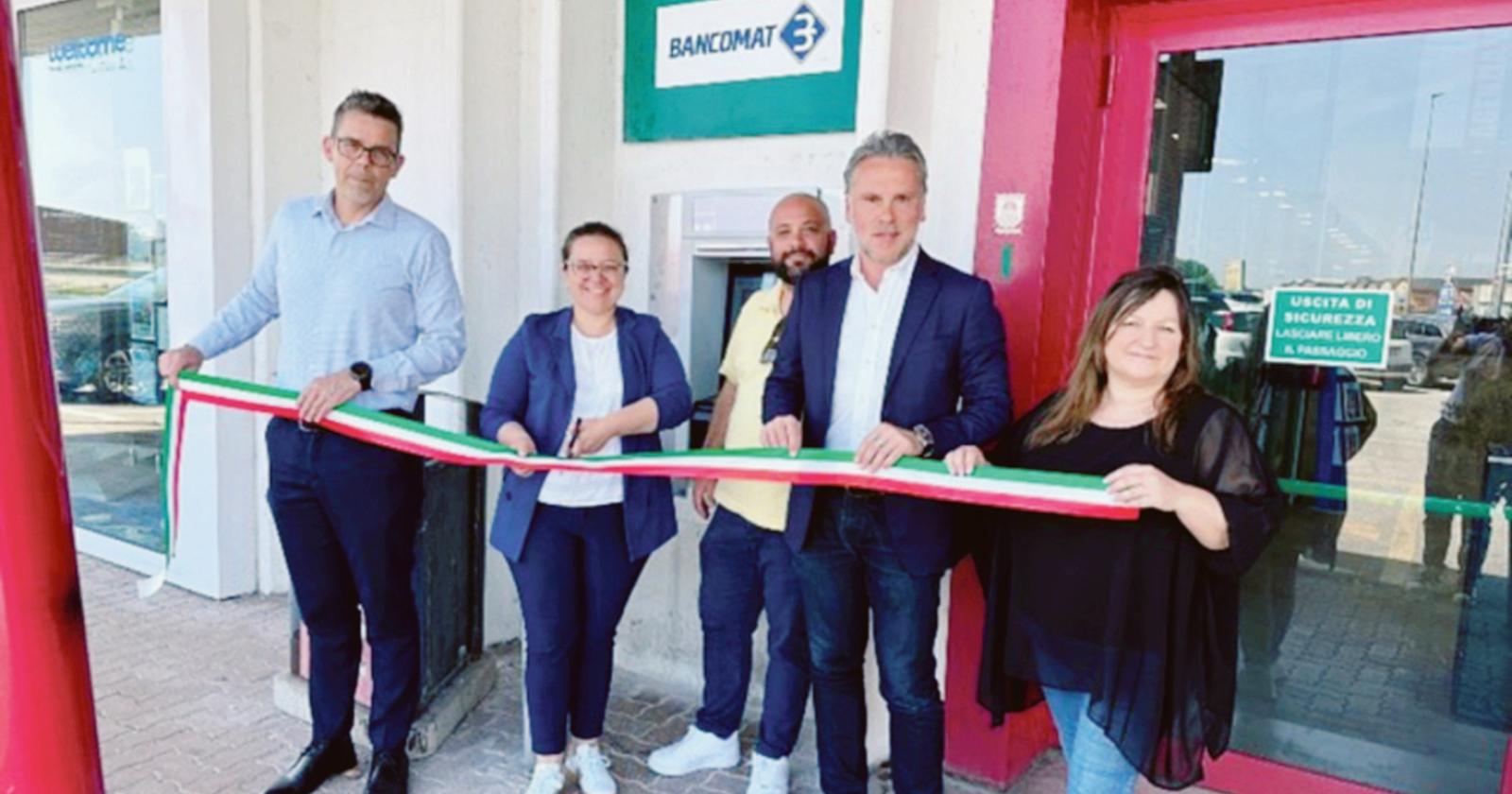 Riapre il bancomat in paese