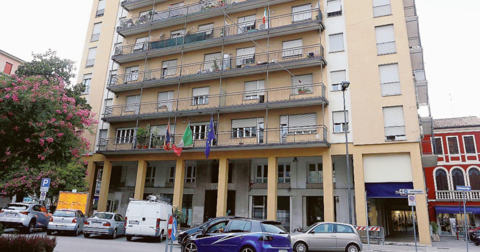 Bimba disabile, casa al terzo piano