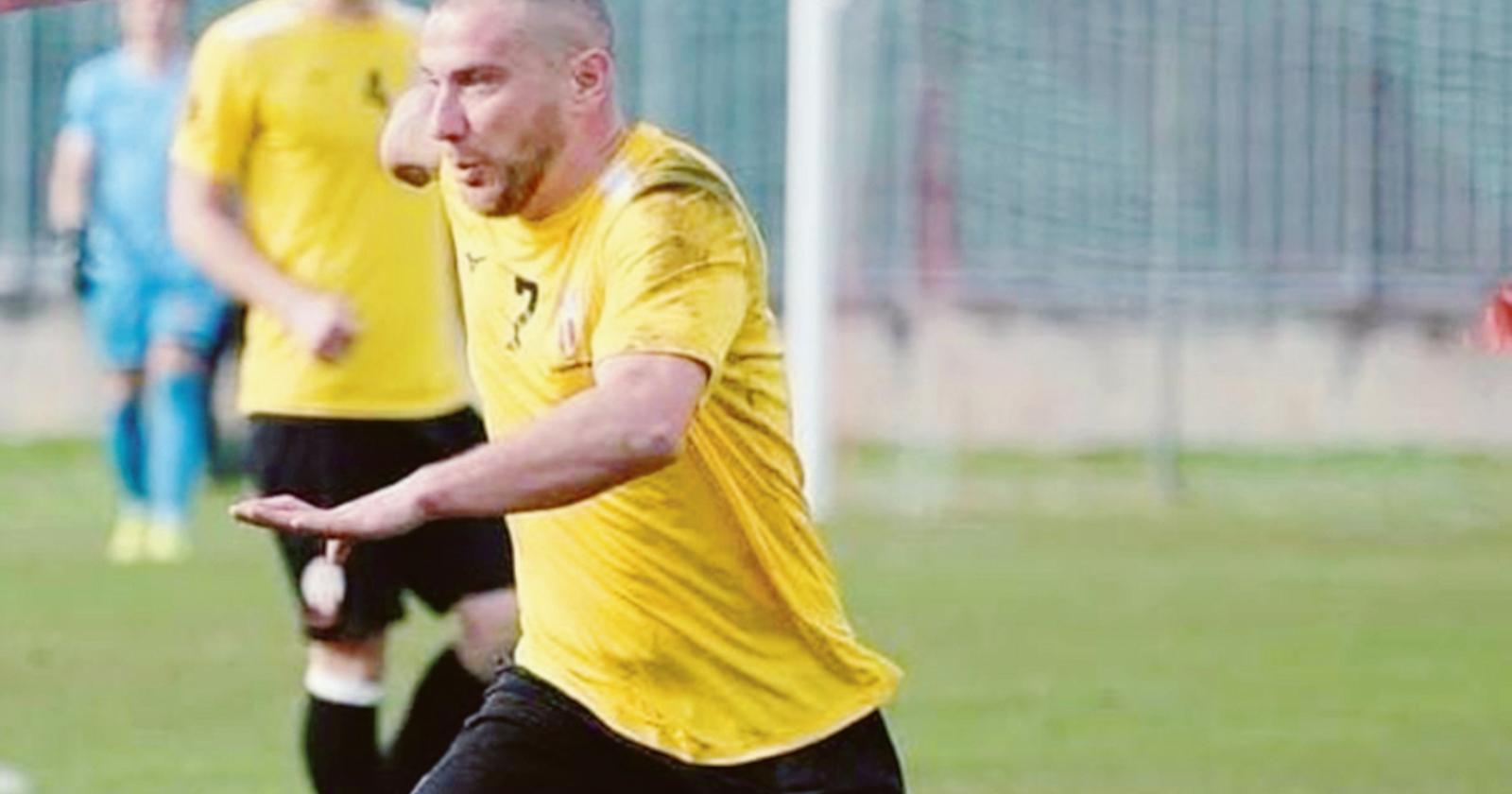 Le due bandiere sventolano ancora