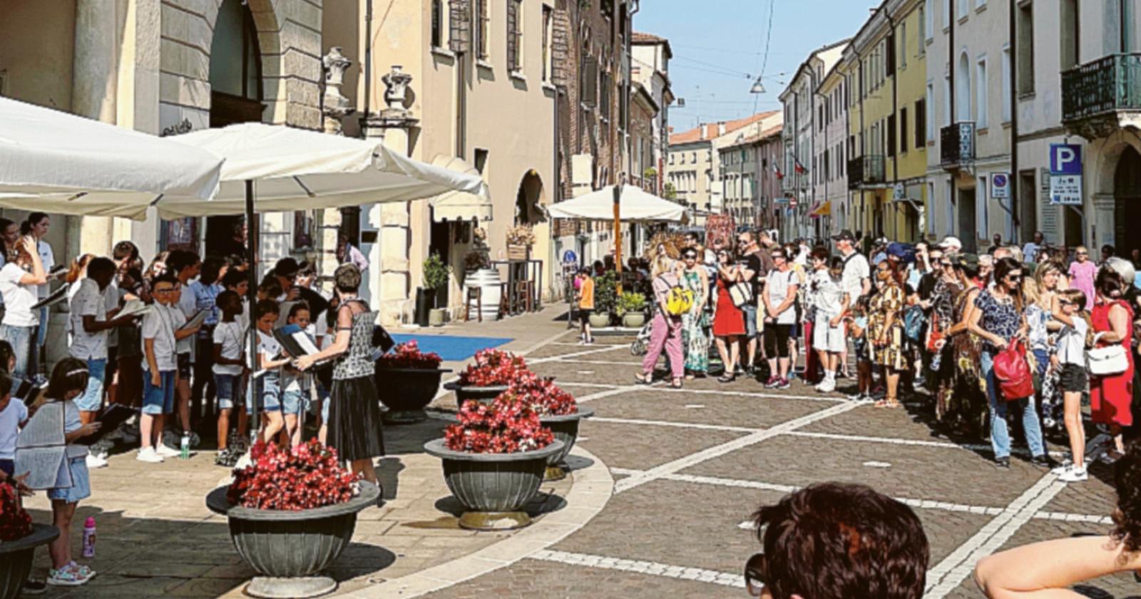 Le voci bianche aprono la festa