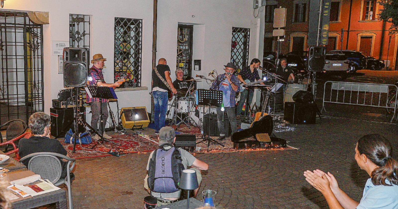 Il buskers blues riempie le strade