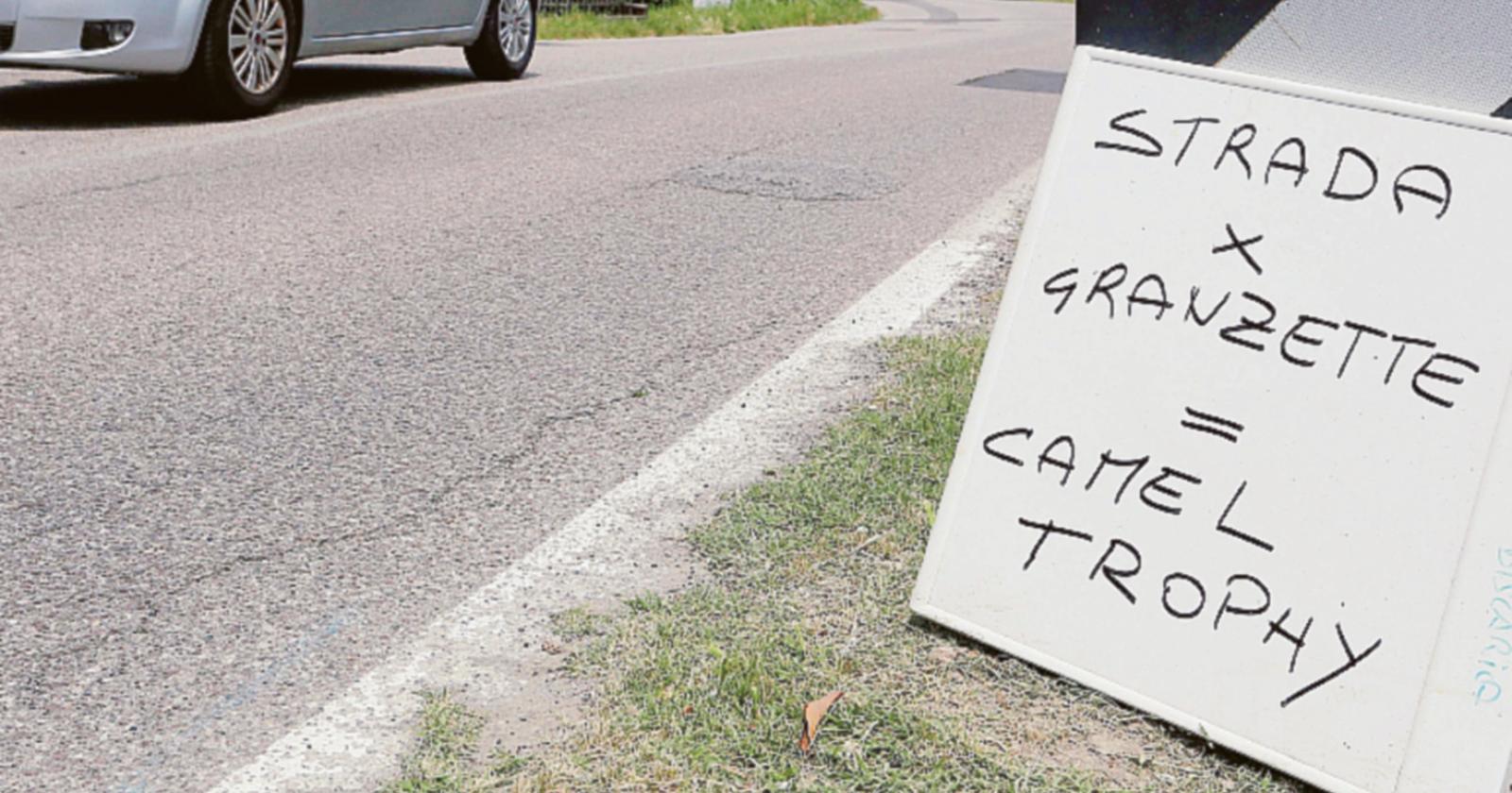 Una strada da rally nel deserto