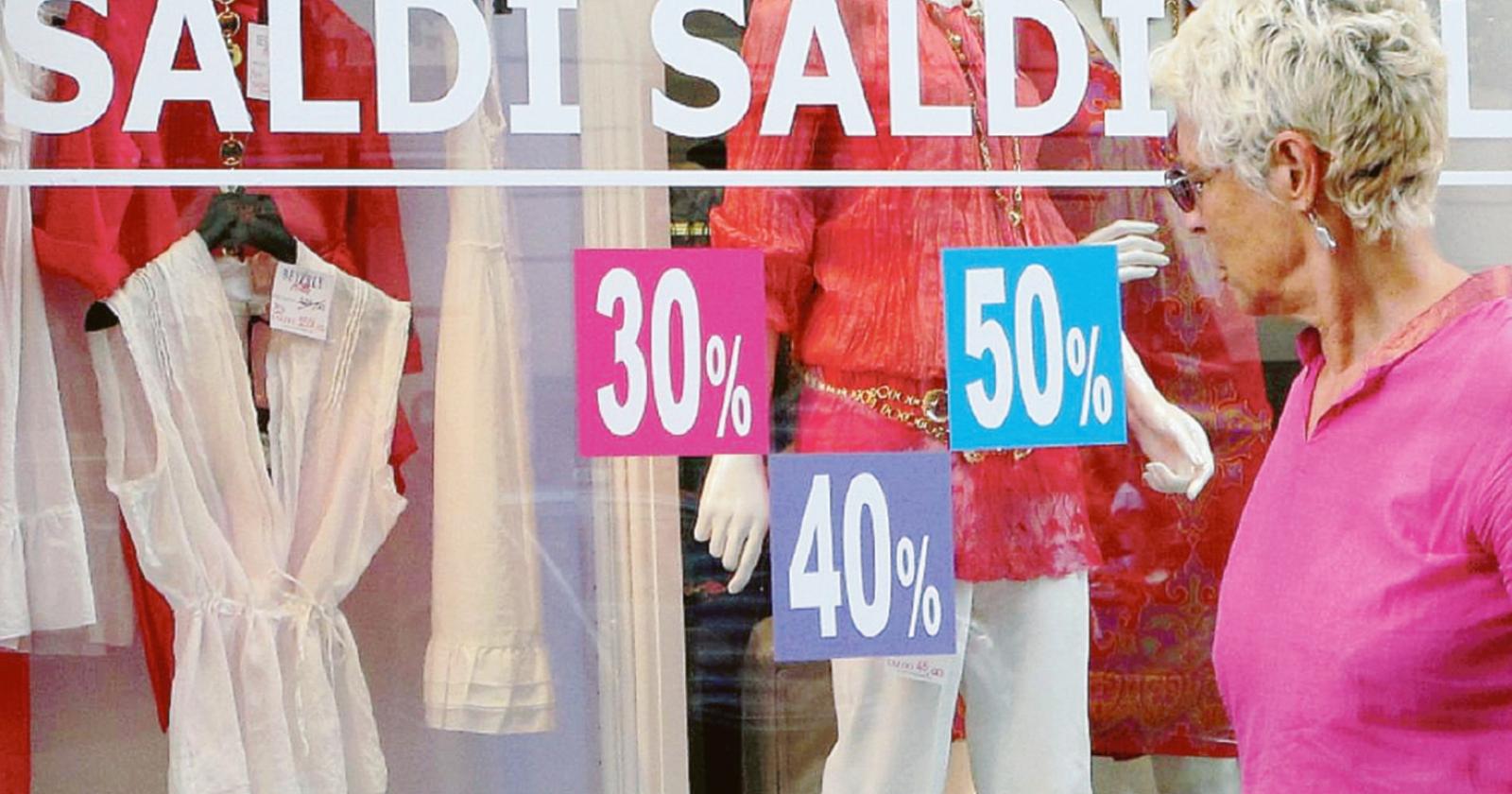 Appesi ai saldi per salvare l’estate
