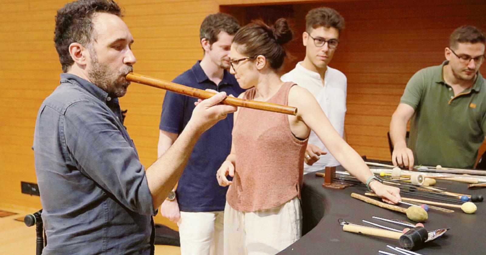 Artista internazionale, autore di colonne sonore, sperimenta e mescola nuove sonorità