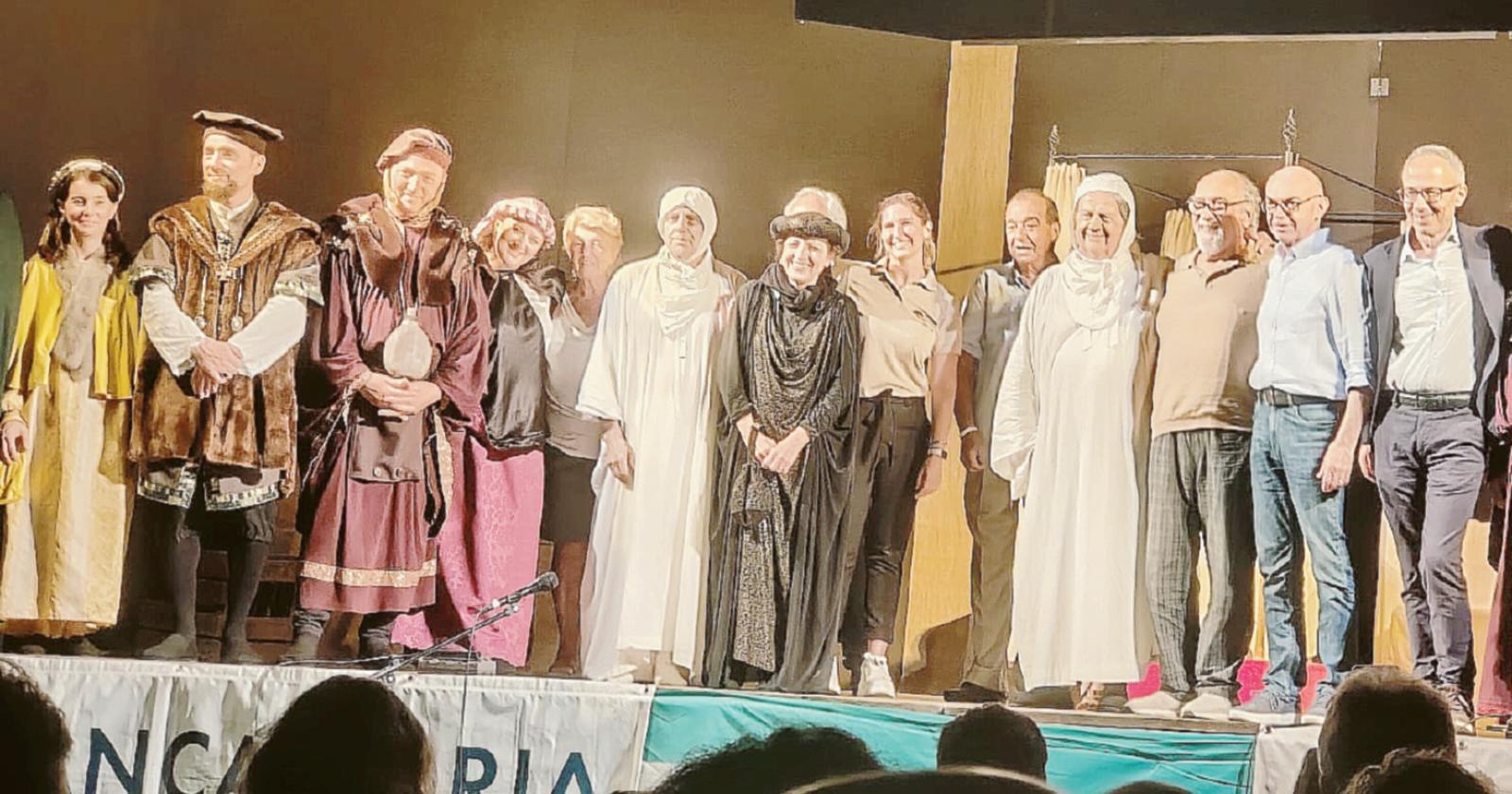 Il teatro infiamma Corte Burchio