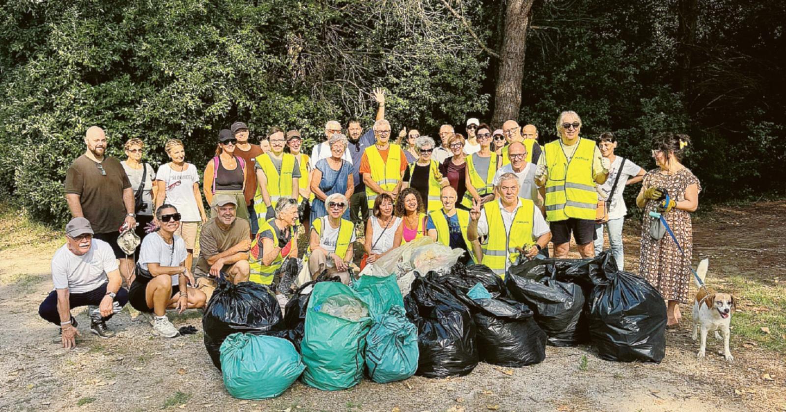 Pineta ripulita dai (tanti) rifiuti