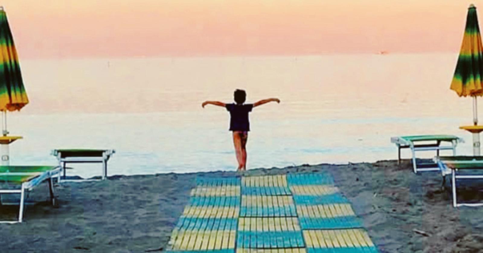 Una candlelight in riva al mare