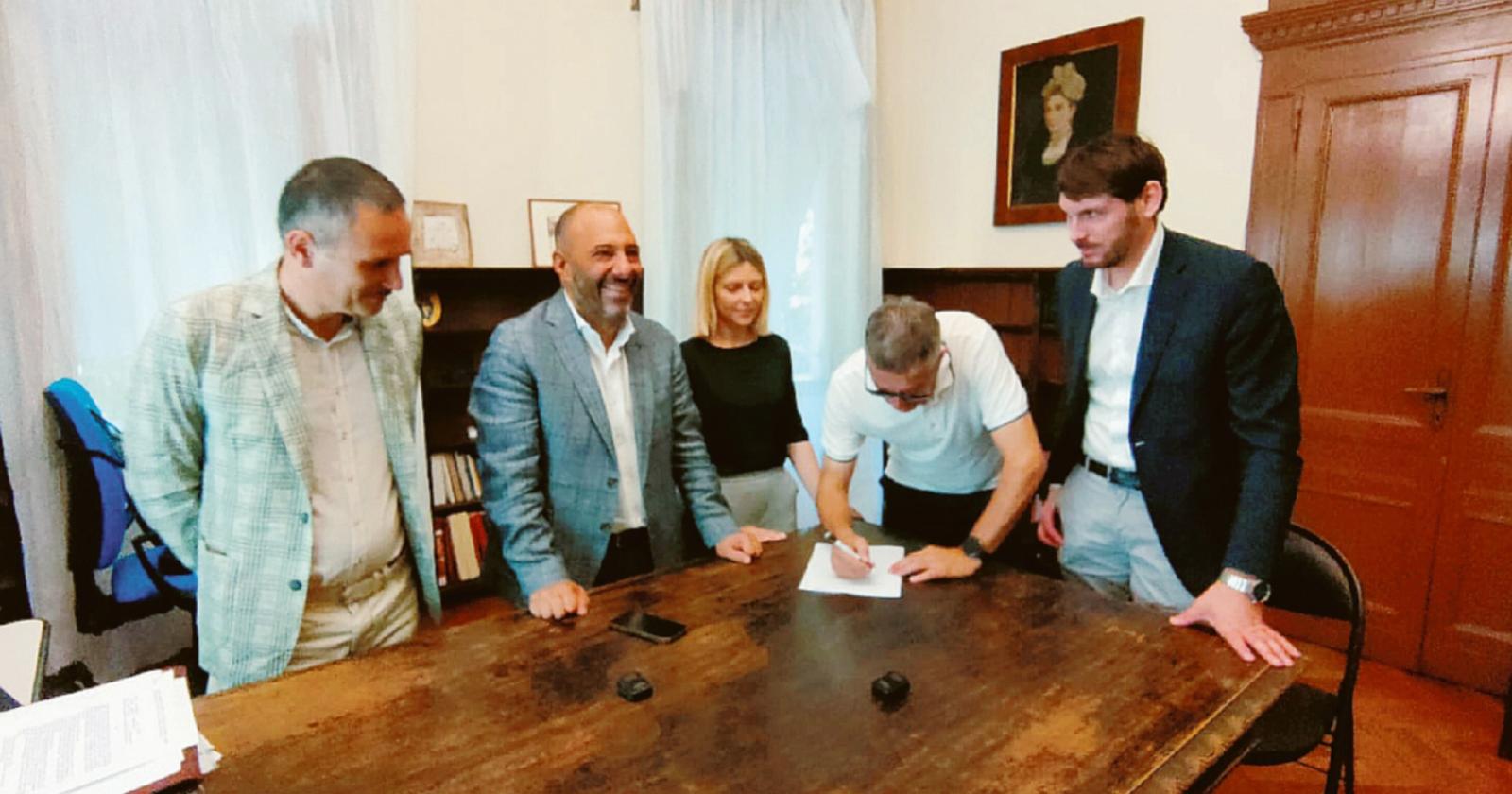 Comune-Buzzola, stretta di mano