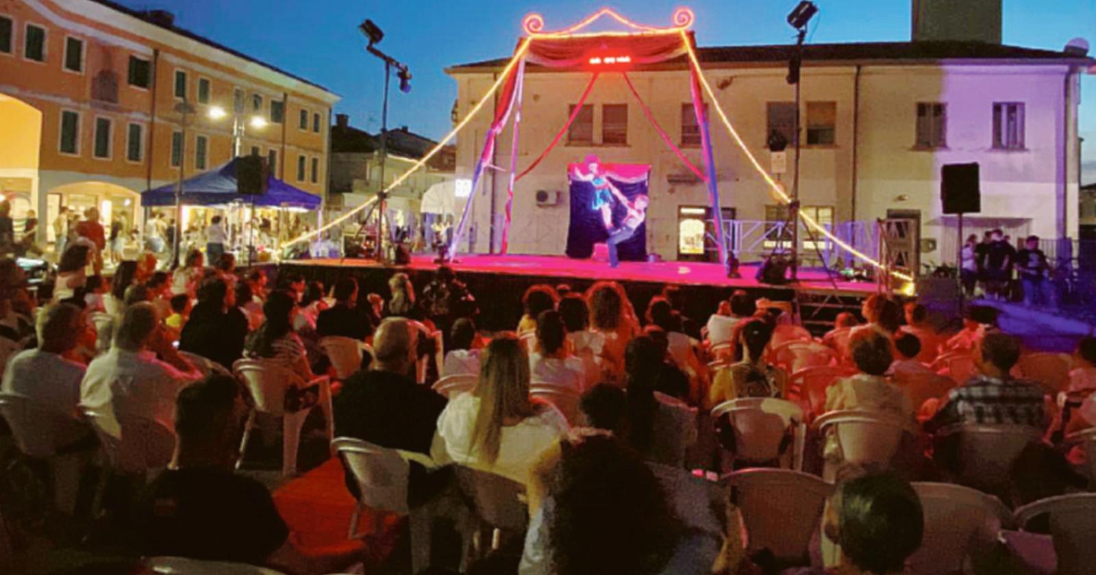 La piazza sorride col circo acrobatico