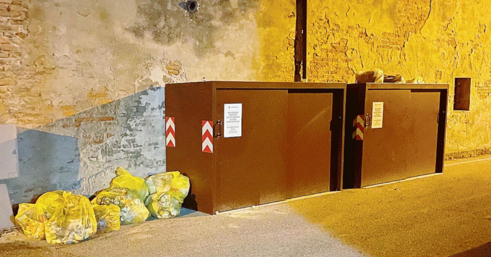 Via Androna soffocata dai rifiuti