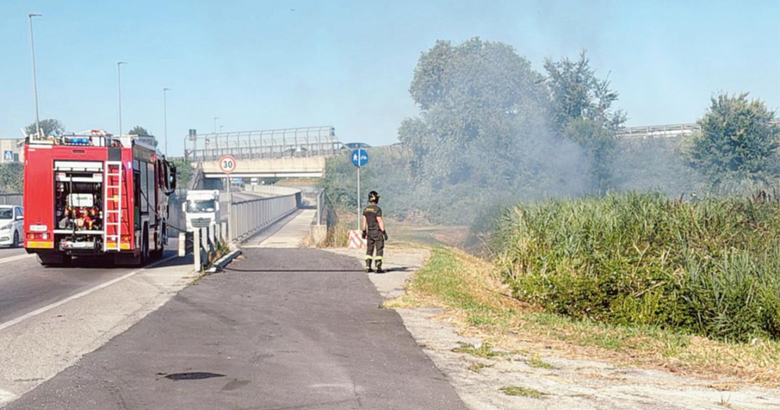 Fiamme in Romea, ci pensano i pompieri
