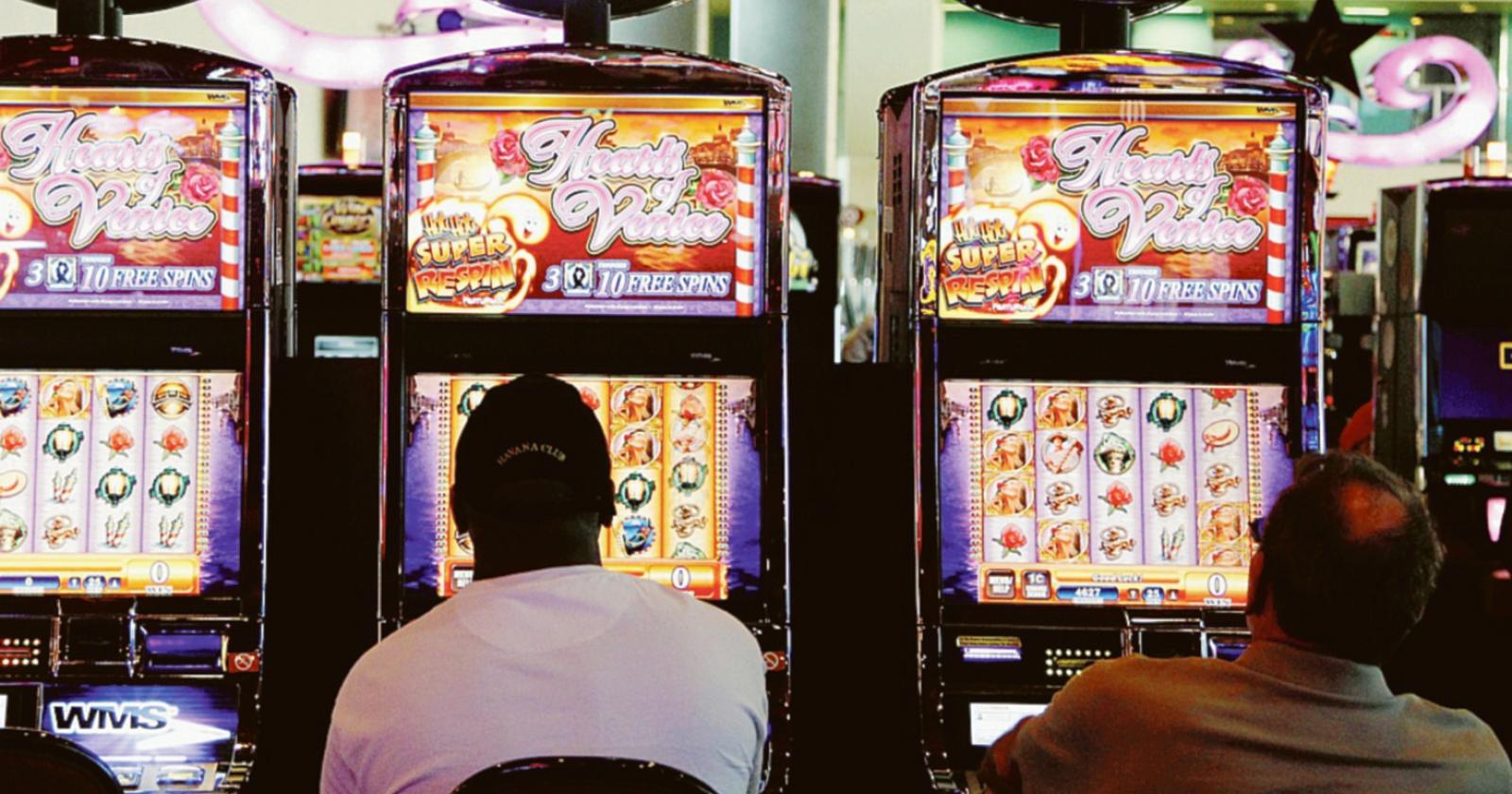 “Rivedere le licenze per le slot”