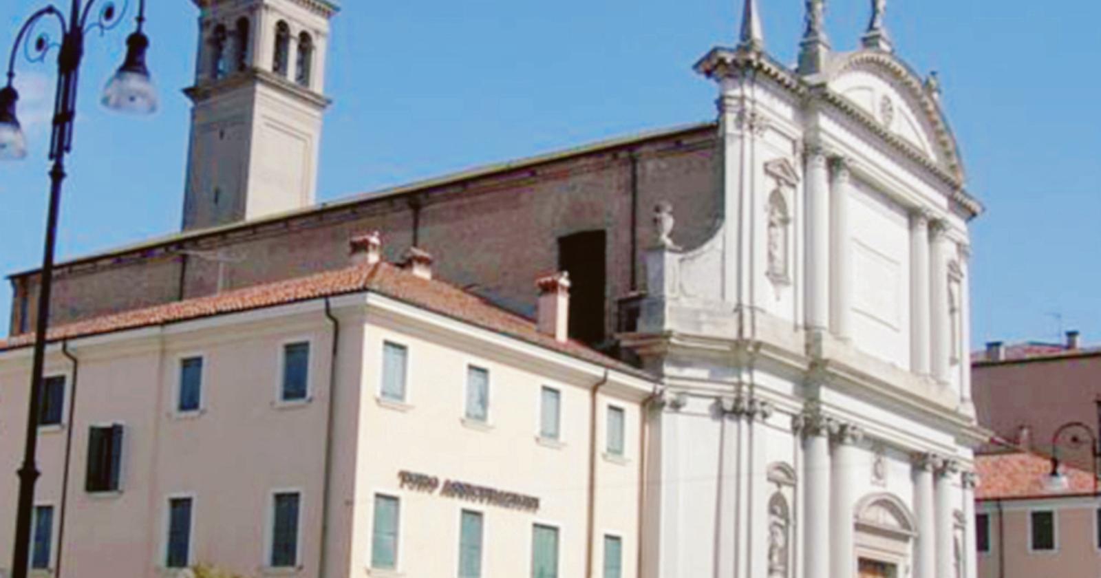 Crollo del soffitto, chiesa chiusa