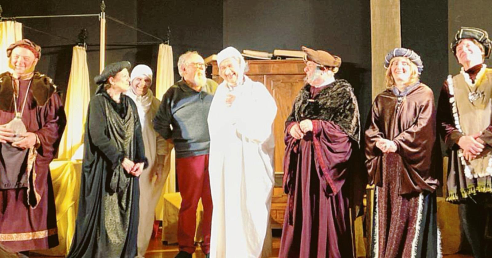 I giardini abbracciano la comicità