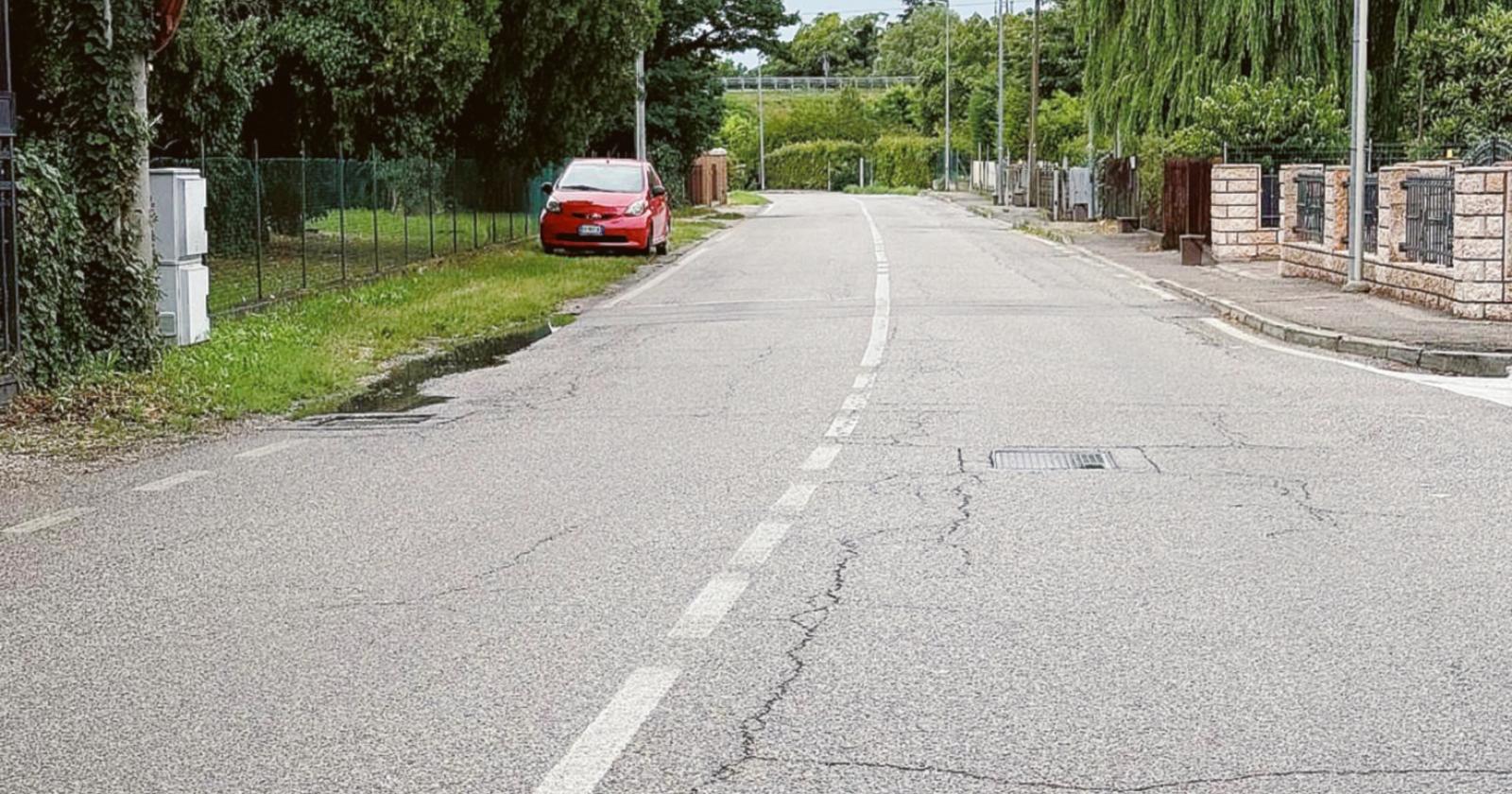 “Sfiorato da un’auto a folle velocità”