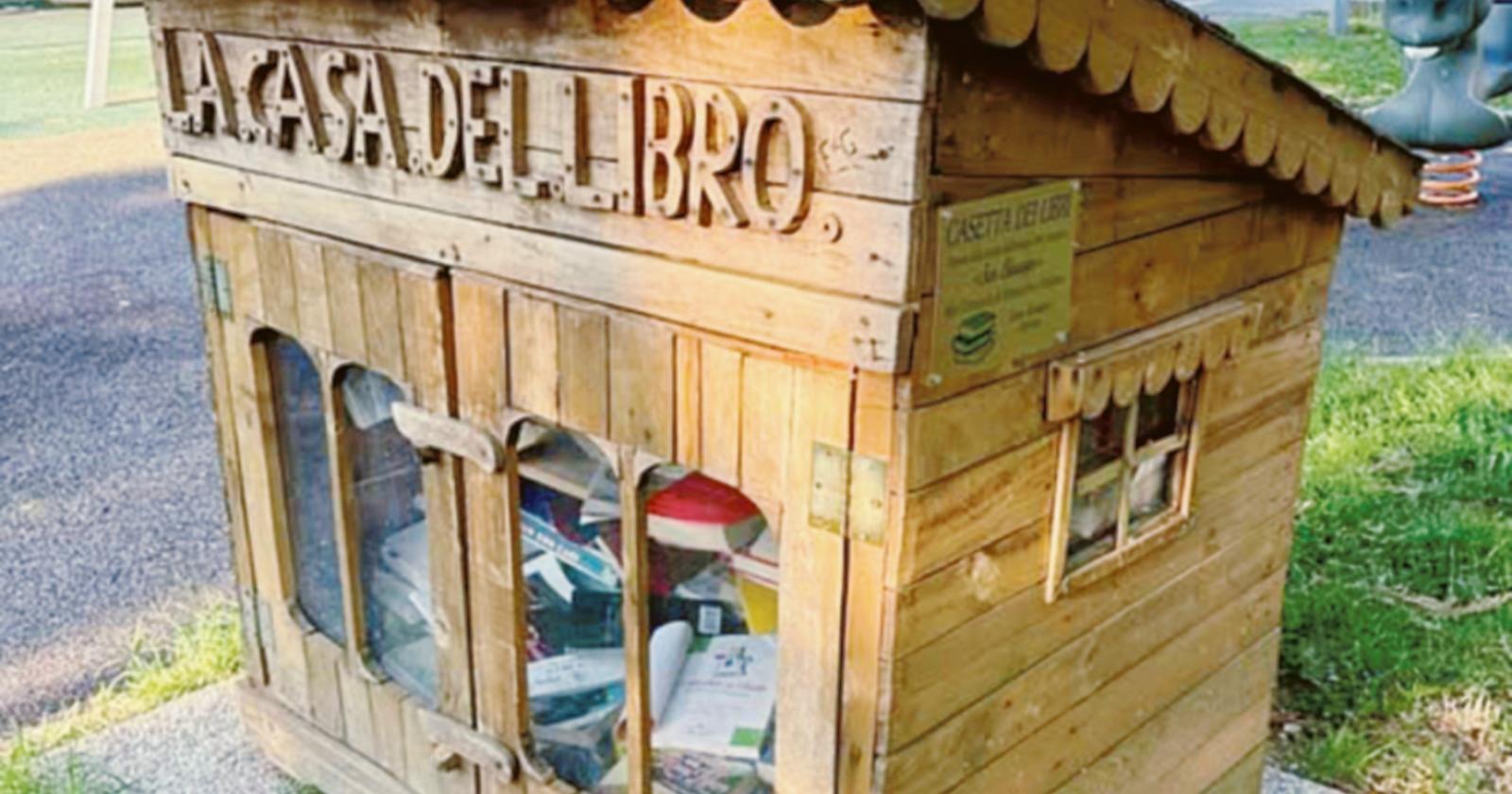 La casetta dei libri rinasce dopo il vandalismo