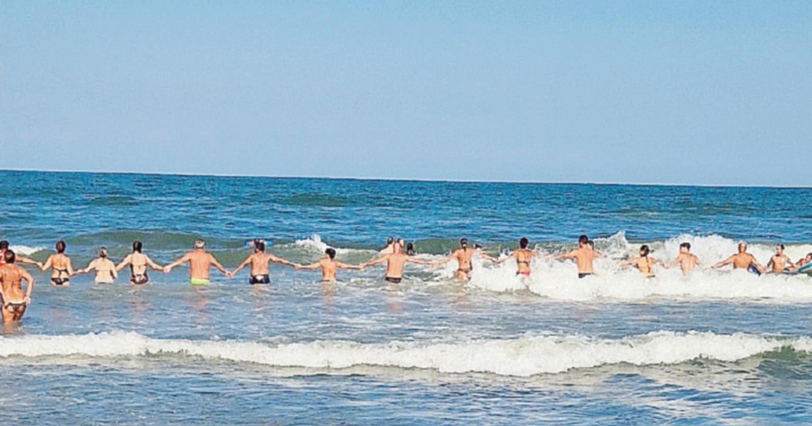 Scatta l’allarme per una bimba smarrita: catena umana tra le onde per le ricerche