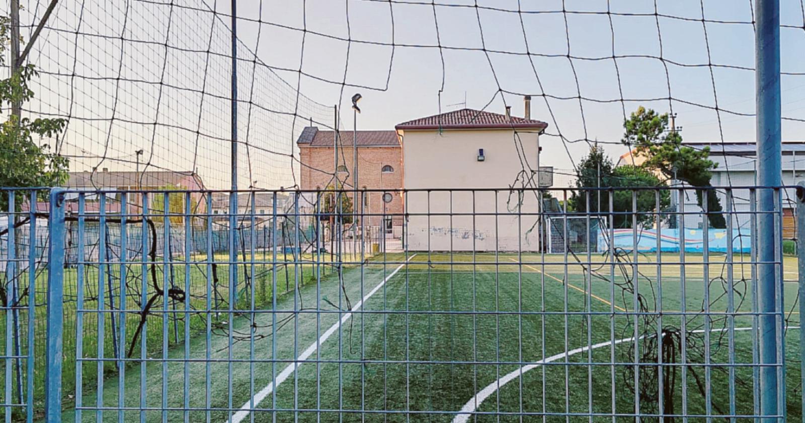 I vandali distruggono il campetto