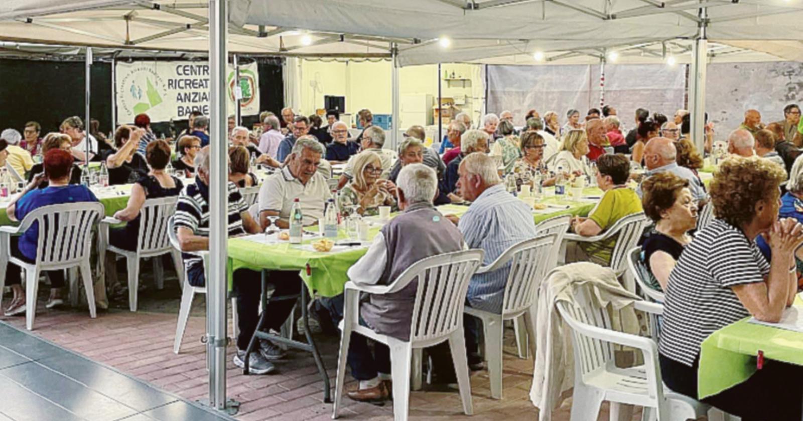 Tutti a tavola in attesa dei fuochi d’artificio