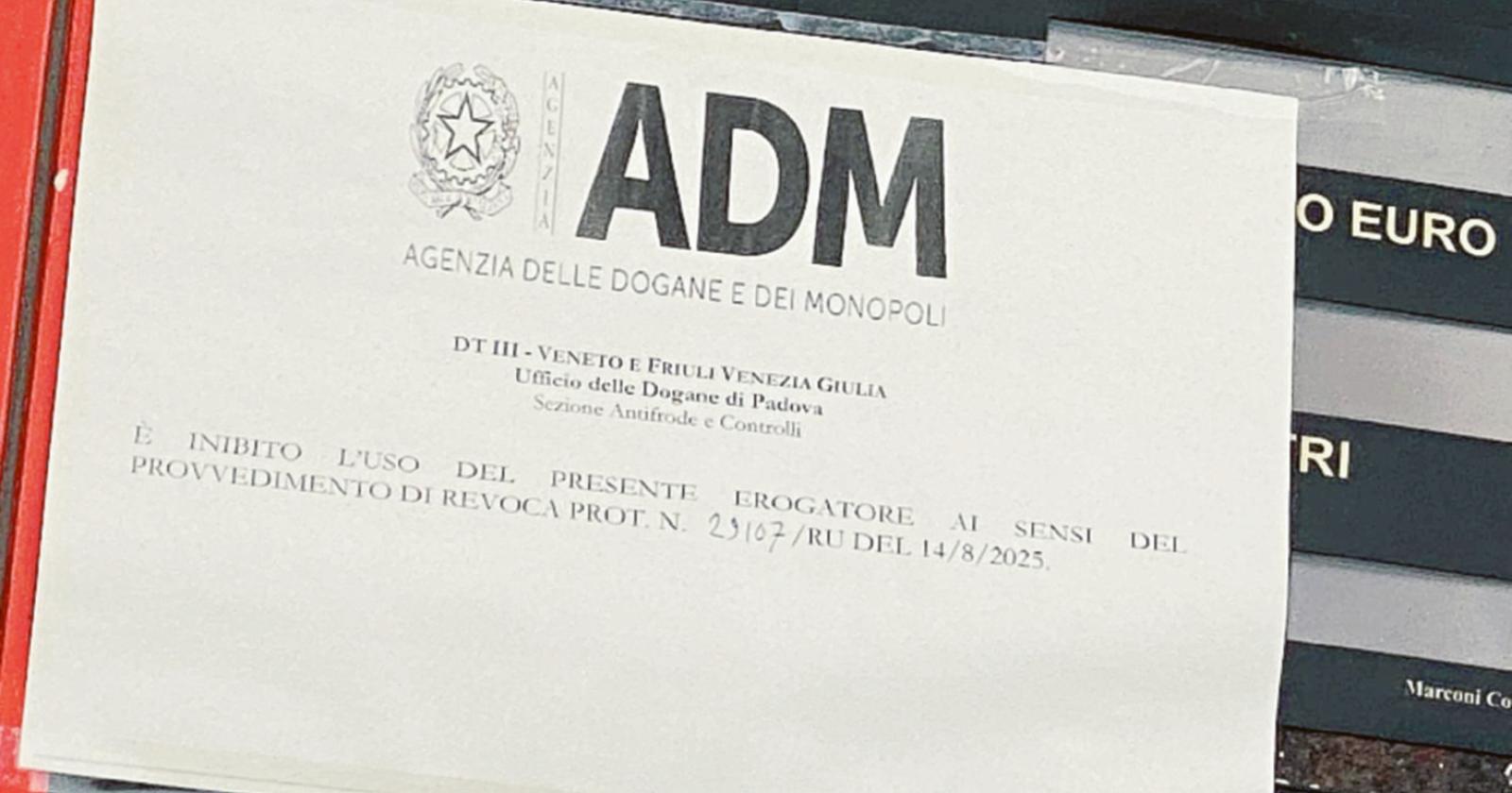 Nastro, sigilli e distributore chiuso