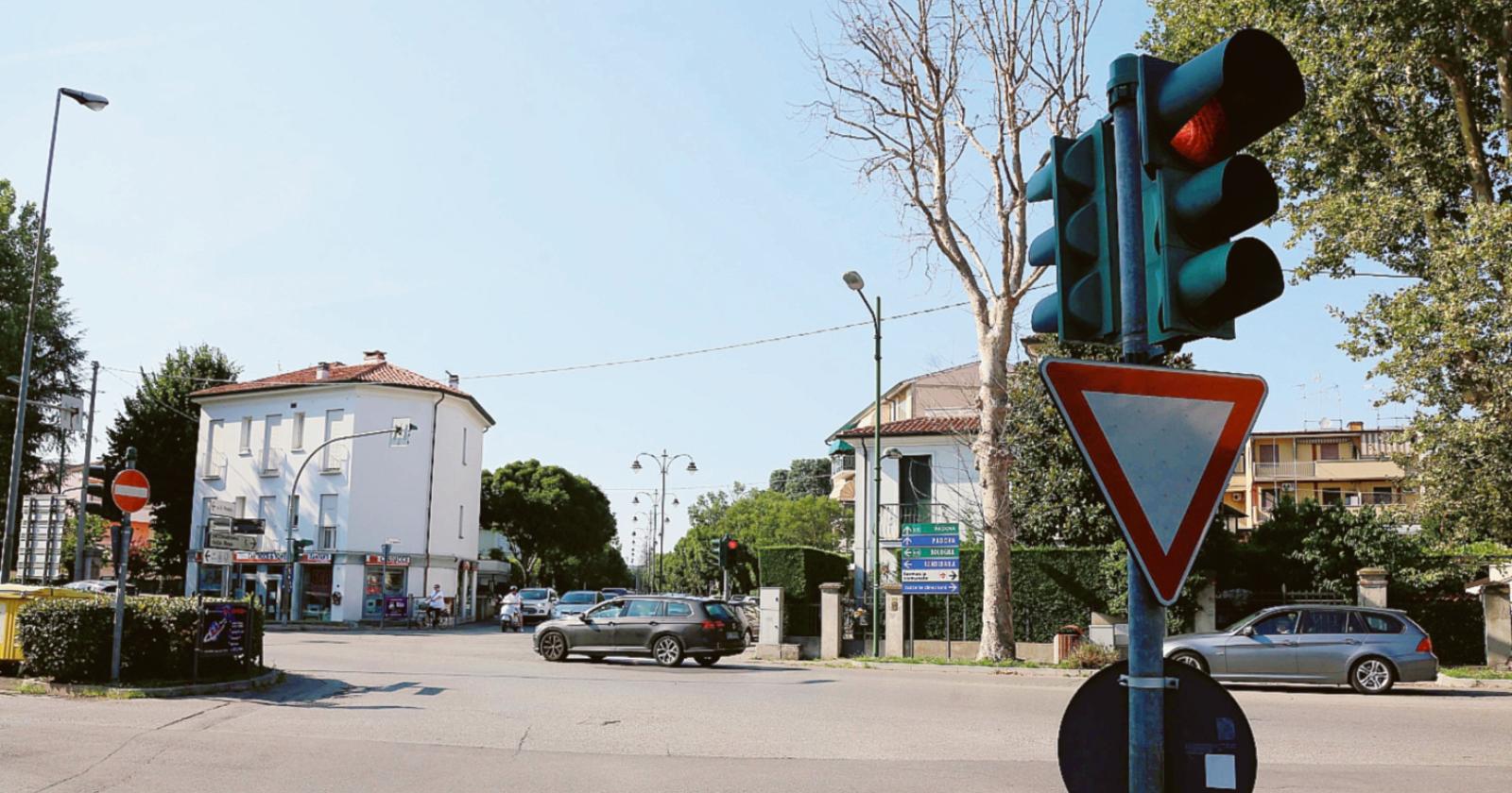 In viale della Pace il semaforo resta ancora rosso