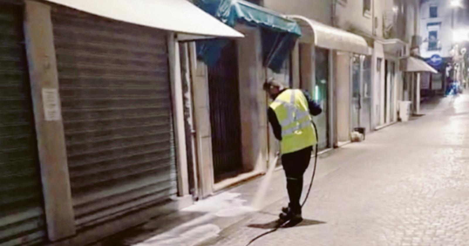 Via il guano dalle strade. Il sindaco: “Così ripulisco la città”