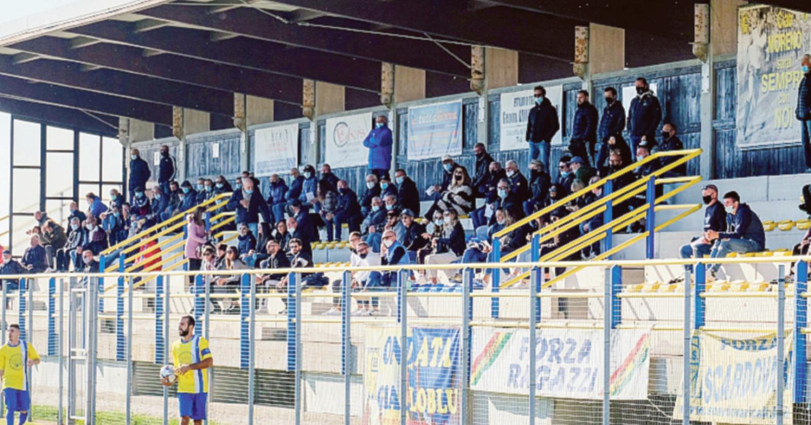 Si sistema la tribuna al campo