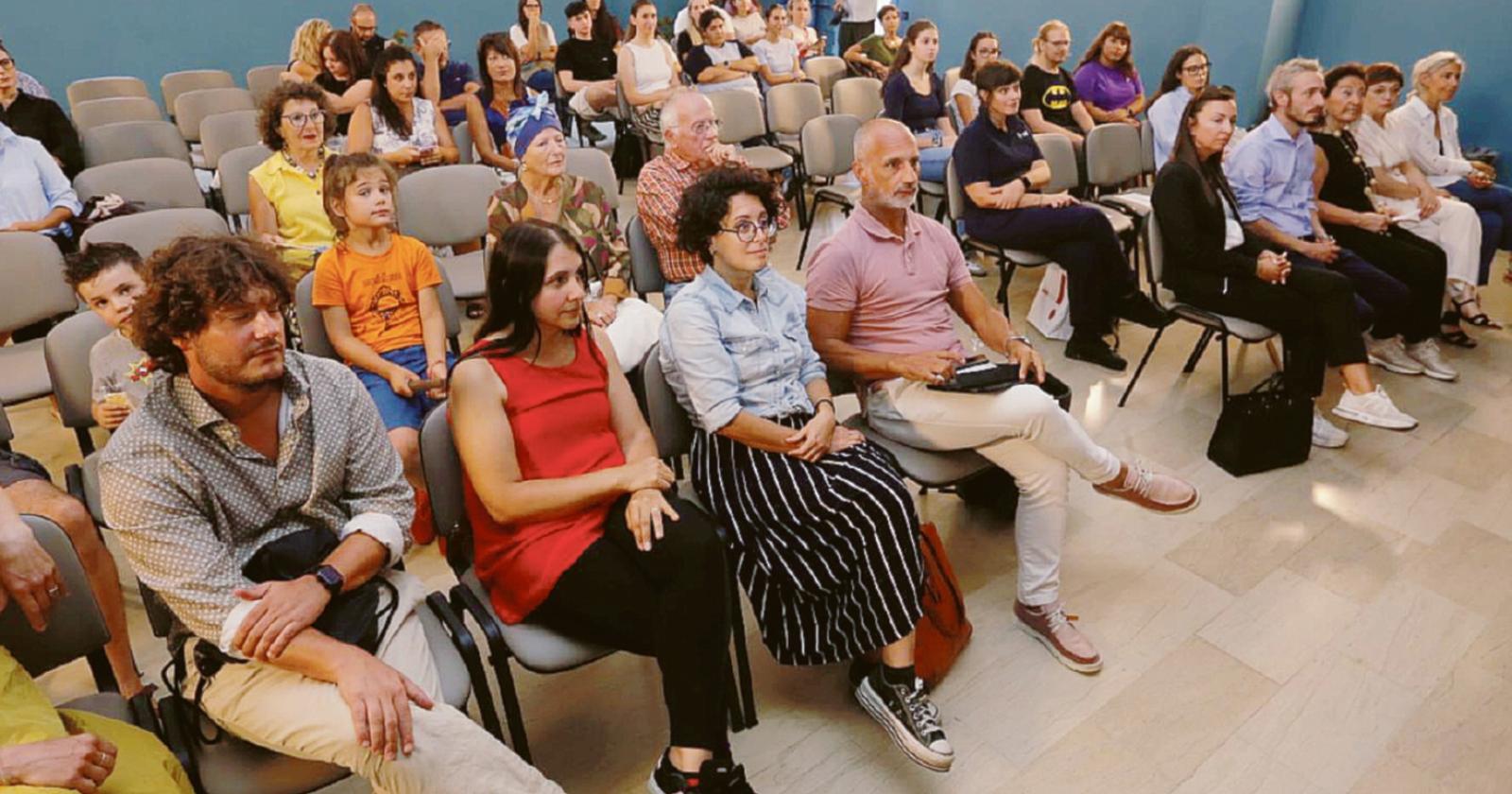 I più giovani vestono l’arancione