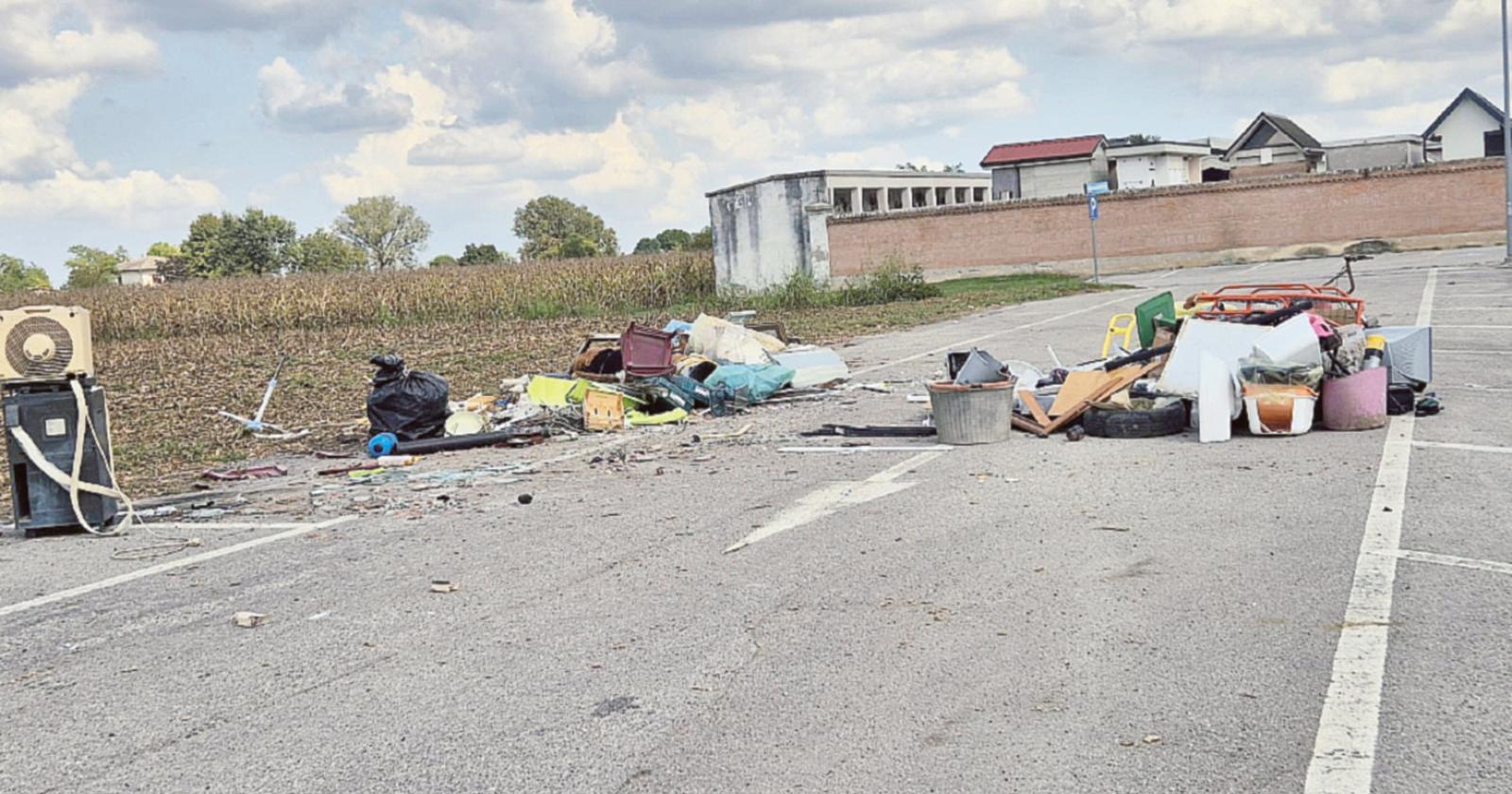 Discarica a cielo aperto vicino al cimitero 