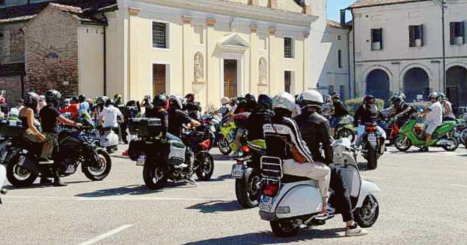 Rombo di motori in piazza